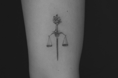 ally-alien-blackwork-dotwork-fineline-miecz-waga-tatuaz-na-przedramieniu-wroclaw