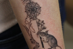 ally-alien-blackwork-dotwork-fineline-mysz-minimalizm-tatuaz-na-rece-wroclaw