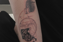 ally-alien-dotwork-fineline-davinci-konceptualna-sztuka-mikrorealizm-tatuaz-na-rece-wroclaw