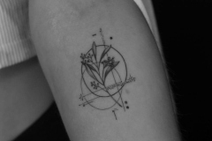 ally-alien-fineline-kwiaty-rosliny-mikrorealizm-tatuaz-na-rece-wroclaw