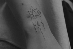 ally-alien-fineline-mandala-ornamenty-tatuaz-na-rece-wroclaw