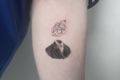 ally-alien-mikrorealizm-czlowiek-sylwetka-tatuaz-na-rece-wroclaw