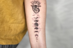 ally-alien-mikrorealizm-dotwork-fazy-ksiezyca-tatuaz-na-przedramieniu-wroclaw