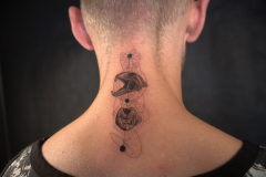 ally-alien-mikrorealizm-dotwork-fineline-czaszka-zwierze-tatuaz-na-karku-wroclaw