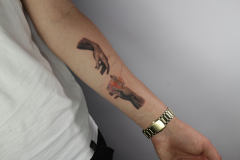 ally-alien-mikrorealizm-dotwork-fineline-dlonie-szklanka-tatuaz-na-przedramieniu-wroclaw