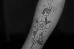ally-alien-mikrorealizm-dotwork-fineline-rosliny-kwiaty-tatuaz-na-przedramieniu-wroclaw
