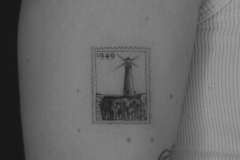 ally-alien-mikrorealizm-dotwork-latarnia-znaczek-pocztowy-tatuaz-na-rece-wroclaw