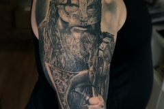 dima-khominskiy-realistyczny-portret-viking-wiking-wojna-zbroja-tatuaz-na-rece-wroclaw