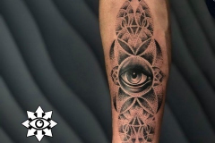 Eugene-Green-dotwork-linework-mandala-oko-tatuaz-na-rece-przedramieniu-wroclaw