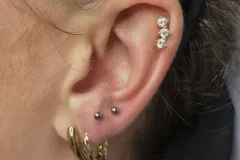 marsapiercing-przeklucie-piercing-ucho-upper-lobe-kompozycja-we-wroclawiu