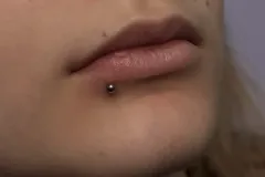 marsapiercing-przeklucie-piercing-usta-twarz-side-labret-we-wroclawiu