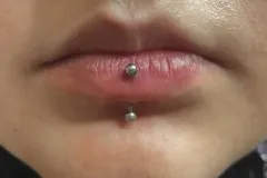 marsapiercing-przeklucie-piercing-usta-twarz-vertical-labret-septum-we-wroclawiu