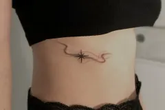 marsatattoo-fineline-gwiazdy-kosmos-delikatny-tatuaz-na-zebrach-2-wroclaw