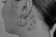 marsatattoo-fineline-gwiazdy-kosmos-tatuaz-na-szyi-wroclaw
