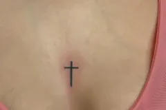 marsatattoo-fineline-linie-krzyz-tatuaz-miedzy-piersiami-wroclaw