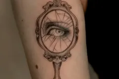 marsatattoo-fineline-lustro-oko-odbicie-tatuaz-na-rece-wroclaw