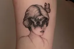 marsatattoo-fineline-mikrorealizm-kobieta-portret-motyl-tatuaz-na-rece-wroclaw