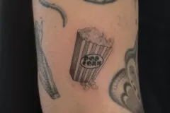 marsatattoo-fineline-mikrorealizm-popcorn-tatuaz-na-rece-wroclaw