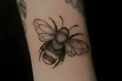 marsatattoo-fineline-mikrorealizm-pszczola-trzmiel-tatuaz-na-rece-wroclaw