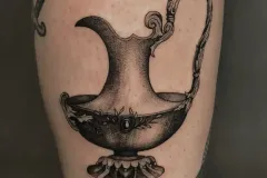 marsatattoo-fineline-mikrorealizmdzbanek-barok-tatuaz-na-nodze-wroclaw