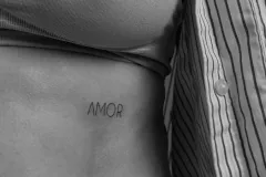 marsatattoo-fineline-napis-amor-tatuaz-na-zebrach-wroclaw