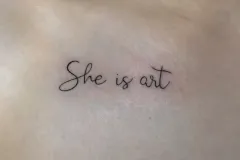 marsatattoo-fineline-napis-art-tatuaz-na-obojczyku-wroclaw