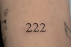 marsatattoo-fineline-napis-cyfry-222-tatuaz-na-rece-wroclaw