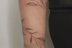 marsatattoo-fineline-rosliny-liscie-2-opaska-tatuaz-na-rece-wroclaw