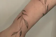 marsatattoo-fineline-rosliny-liscie-opaska-tatuaz-na-rece-wroclaw