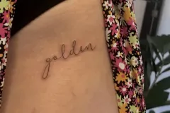 marsatattoo-napis-delikatny-golden-tatuaz-na-pachwinie-wroclaw