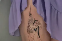 tatuaz-kobiecy-delikanty-na-nodze-ksiezniczka-disney-mikrorealizm-studio-tatuazu-black-moth-wroclaw-marsatattoo
