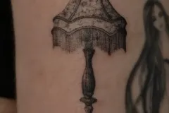 tatuaz-kobiecy-delikanty-na-nodze-lampa-mikrorealizm-studio-tatuazu-black-moth-wroclaw-marsatattoo