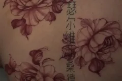 tatuaz-kobiecy-delikanty-na-plecach-kwiaty-fine-line-studio-tatuazu-black-moth-wroclaw-marsatattoo