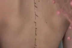 tatuaz-kobiecy-delikanty-na-plecach-napis-fine-line-litery-studio-tatuazu-black-moth-wroclaw