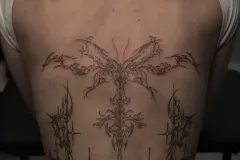 tatuaz-kobiecy-delikanty-na-plecach-ornamenty-studio-tatuazu-black-moth-wroclaw-marsatattoo