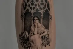 tatuaz-kobiecy-delikanty-na-rece-kobieta-romantyzm-zdobienia-mikrorealizm-studio-tatuazu-black-moth-wroclaw-marsatattoo