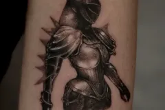 tatuaz-kobiecy-delikanty-na-rece-kobieta-rycerz-mikrorealizm-studio-tatuazu-black-moth-wroclaw-marsatattoo