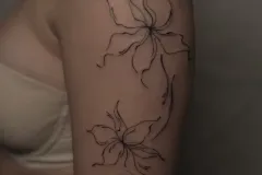 tatuaz-kobiecy-delikanty-na-rece-kwiaty-fine-line-studio-tatuazu-black-moth-wroclaw-2