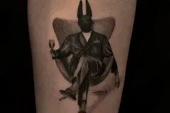 tatuaz-kobiecy-delikanty-na-rece-postac-tajemnicza-mikrorealizm-studio-tatuazu-black-moth-wroclaw-marsatattoo