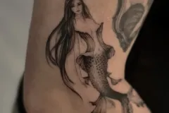 tatuaz-kobiecy-delikanty-na-rece-syrena-kobieta-mikrorealizm-studio-tatuazu-black-moth-wroclaw-marsatattoo