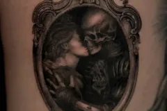 tatuaz-kobiecy-delikanty-na-receportret-smierc-pocalunek-mikrorealizm-studio-tatuazu-black-moth-wroclaw-marsatattoo