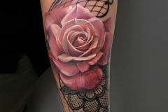 nikaveratattoo-flora-kwiat-roza-realistyczny-realizm-tatuaz-na-rece-wroclaw