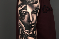 nikaveratattoo-kobieta-twarz-portret-medusa-mitologia-realistyczny-realizm-tatuaz-na-rece-wroclaw