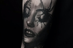 nikaveratattoo-kobieta-twarz-portret-pajak-realistyczny-realizm-tatuaz-na-rece-wroclaw