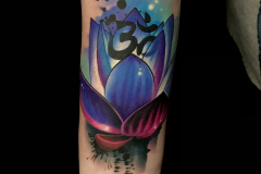 nikaveratattoo-kwiat-lotos-lotosu-realistyczny-realizm-tatuaz-na-rece-przedramieniu-wroclaw