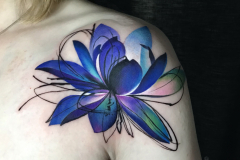 nikaveratattoo-kwiat-lotos-realistyczny-realizm-kolorowy-tatuaz-na-barku-rece-wroclaw