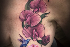 nikaveratattoo-kwiaty-koliber-realistyczny-kolorowyrealizm-tatuaz-na-piersi-wroclaw