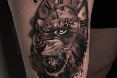 nikaveratattoo-lew-zwierze-zegar-realistyczny-realizm-tatuaz-na-nodze-wroclaw
