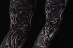 1_ruslan-novak-blackwork-realism-czaszka-portret-tatuaz-rece-rekaw-wroclaw