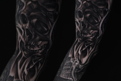 ruslan-novak-blackwork-realism-czaszka-portret-tatuaz-rece-rekaw-wroclaw